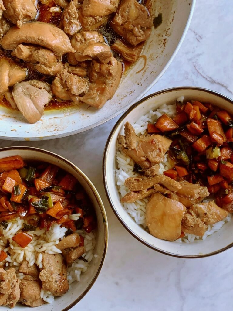 Kuracie teriyaki nakrájané na prúžky na japonskej ryži, posypané sezamom a jarnou cibuľkou