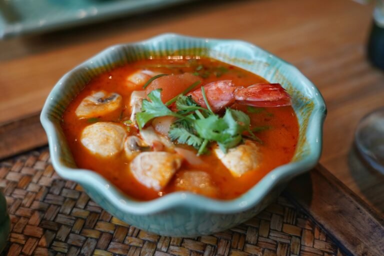 Thajská polievka tom yum s krevetami